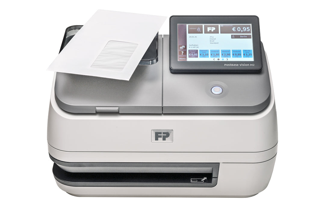 PostBase Vision M2 mit Brief auf der integrierten Waage und Touchdisplay zur Auswahl der Versanddaten