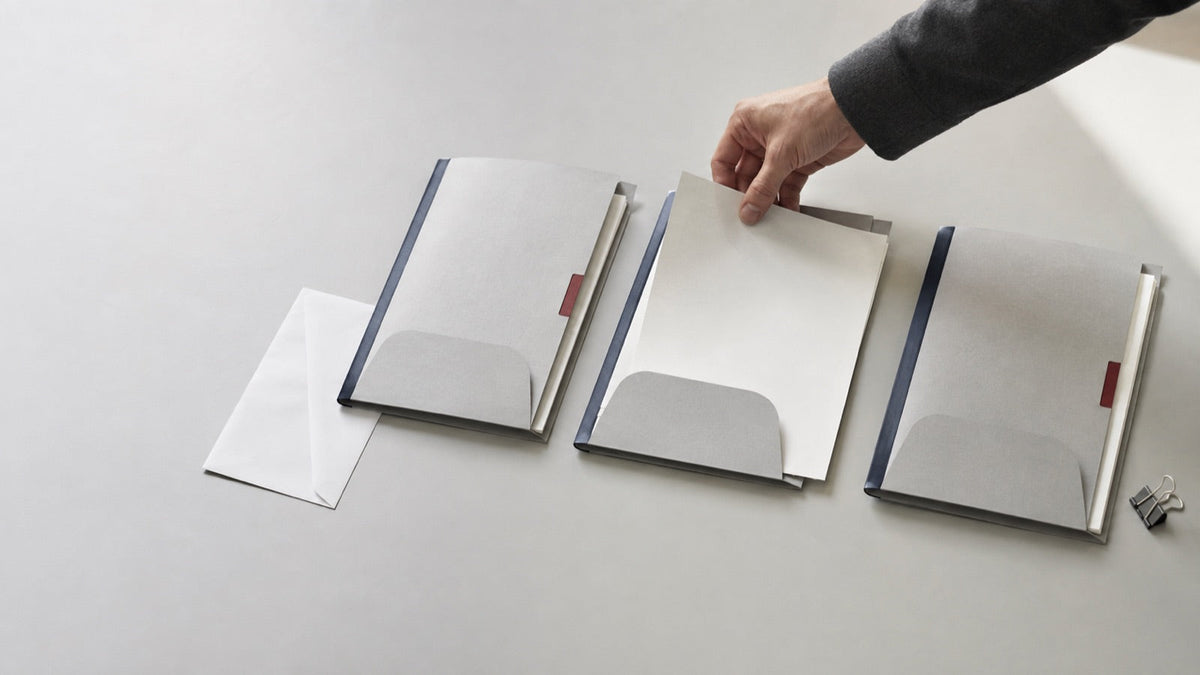 Geordnete Dokumentenmappen und Unterlagen; illustrative Darstellung