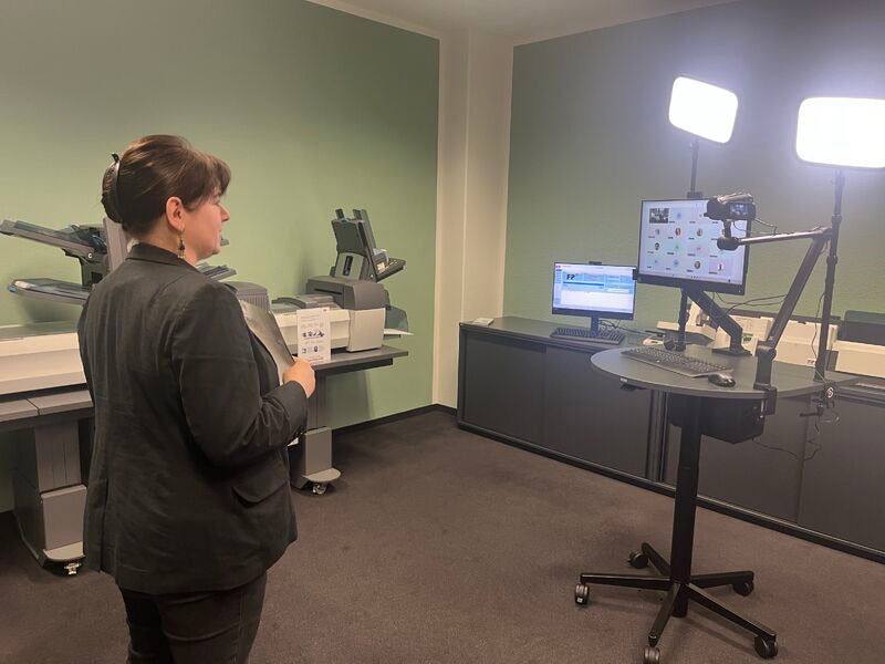 Vorführung eines Frankiersystems mit Videoausstattung im FP-Showroom